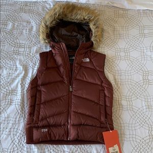 NWT The North Face Puffer Vest size Small